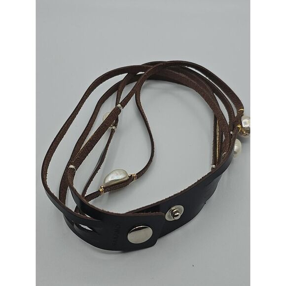 NAKAHOL leather strands adorned with freshwater pearls and gold-toned ACCENTS - Picture 11 of 16